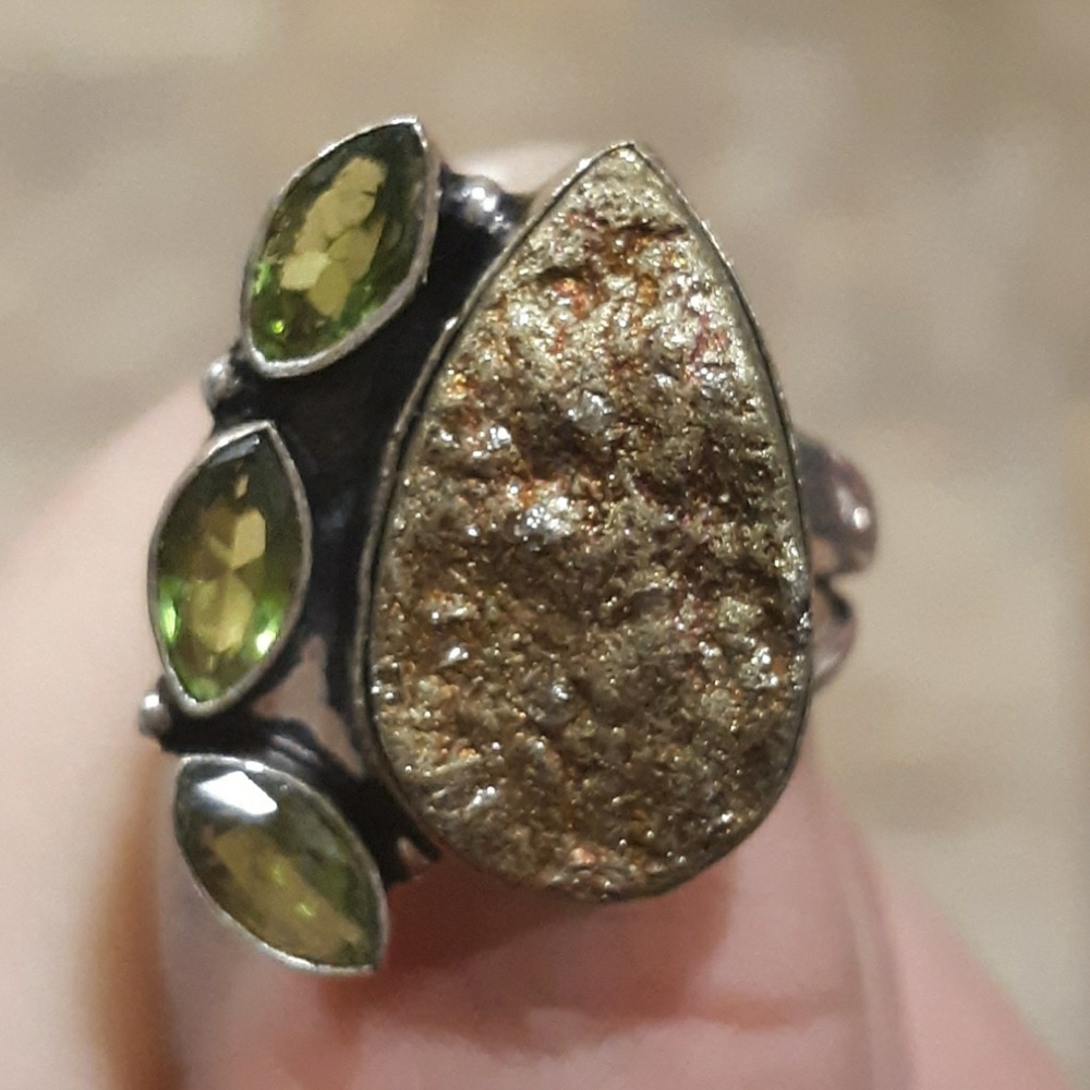New Titanium Druzy and Peridot 925 Silver Ring.